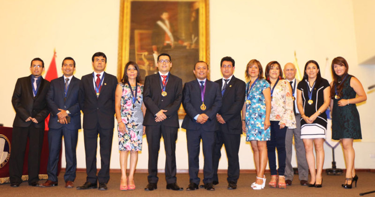 NOTA DEL COLEGIO MÉDICO DEL PERÚ DE LA CEREMONIA DE JURAMENTACIÓN DE LA JUNTA DIRECTIVA 2017 -2018